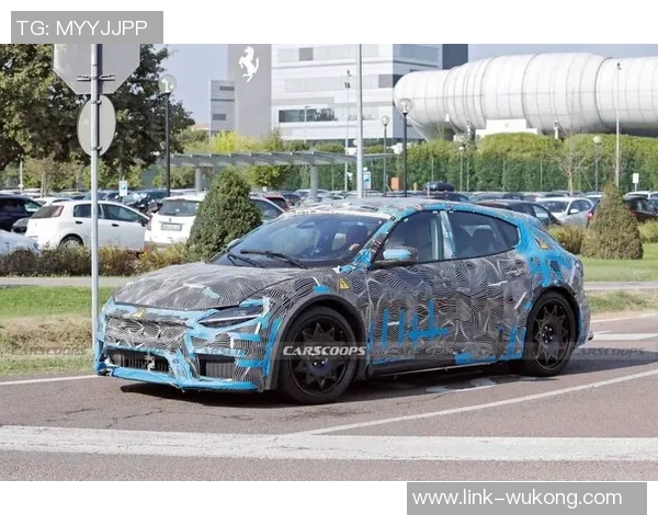 拉莫斯庆祝新年晒出价值超50万欧法拉利新车引发热议